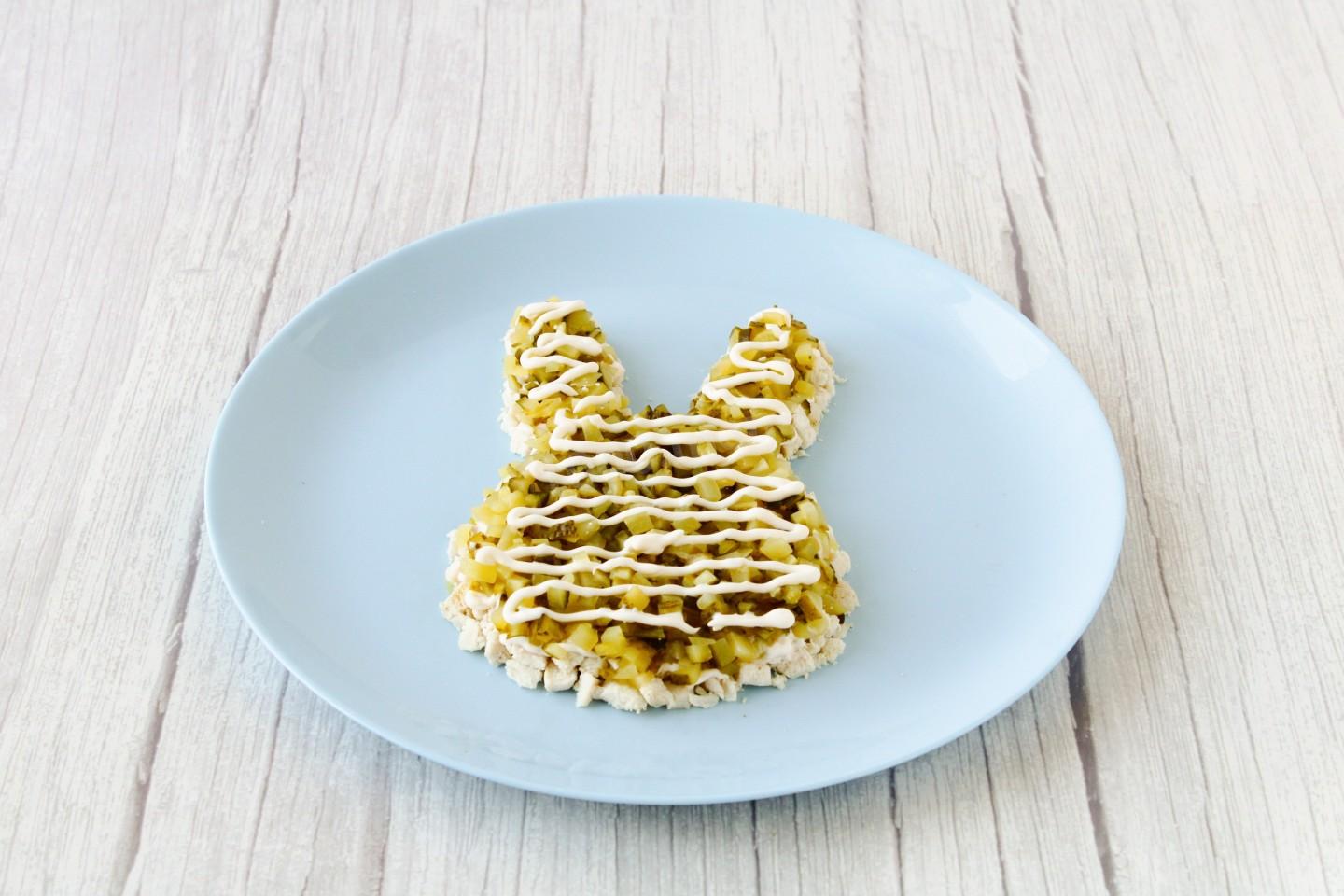 Шаг 10 приготовления Салат Кролик с курицей