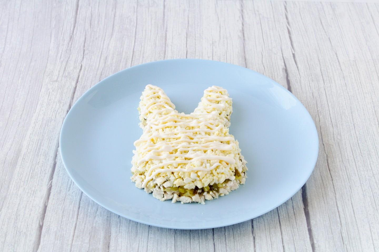 Шаг 11 приготовления Салат Кролик с курицей