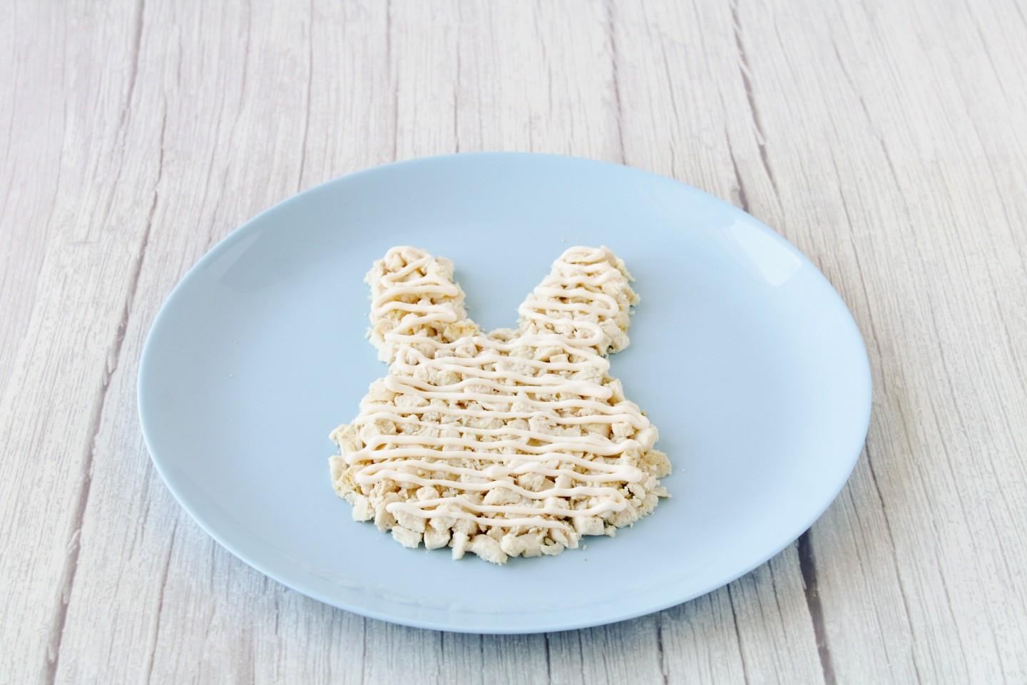 Шаг 9 приготовления Салат Кролик с курицей