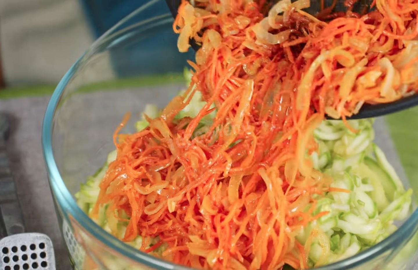 Шаг 10 приготовления Салат из кабачков и моркови по-корейски