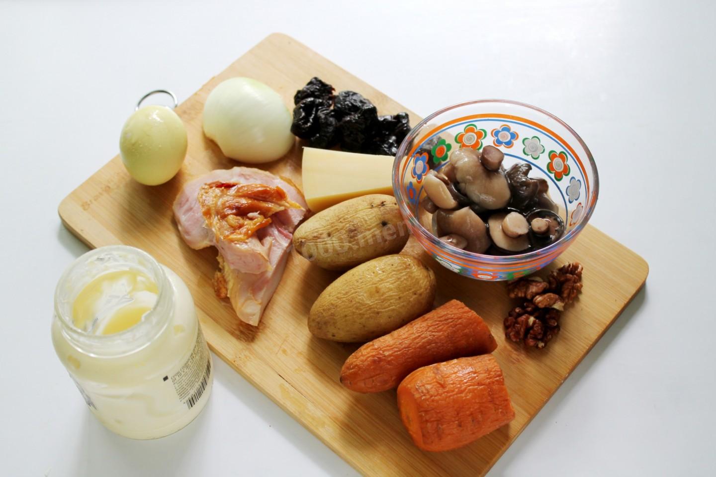 Шаг 1 приготовления Салат копченая курица чернослив и грибы шампиньоны