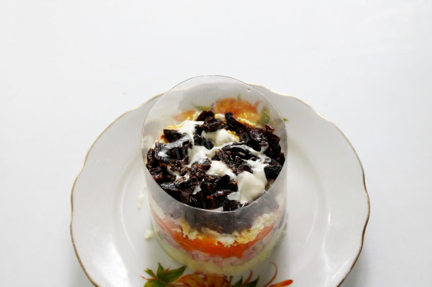 Шаг 11 приготовления Салат копченая курица чернослив и грибы шампиньоны