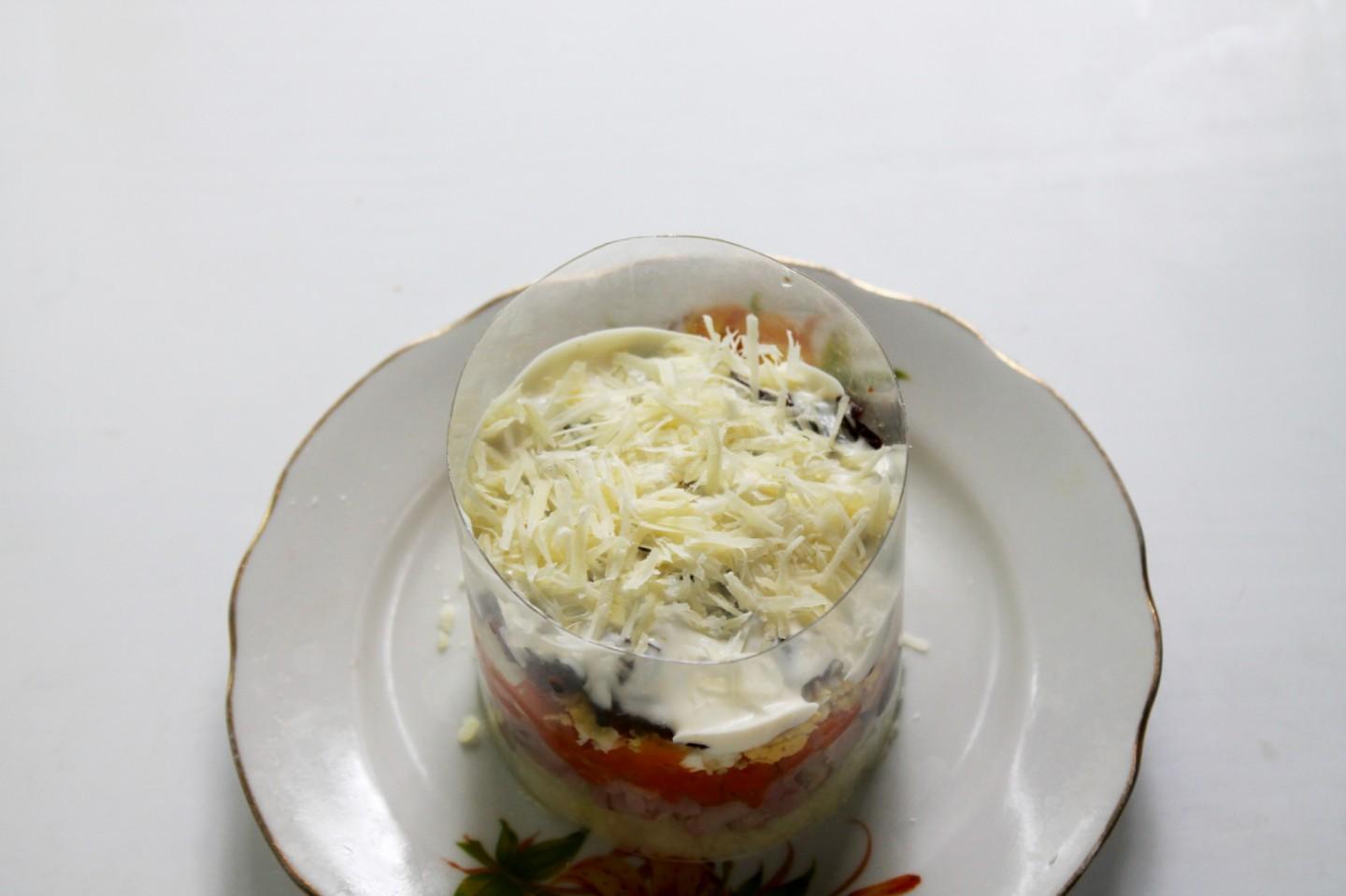 Шаг 12 приготовления Салат копченая курица чернослив и грибы шампиньоны
