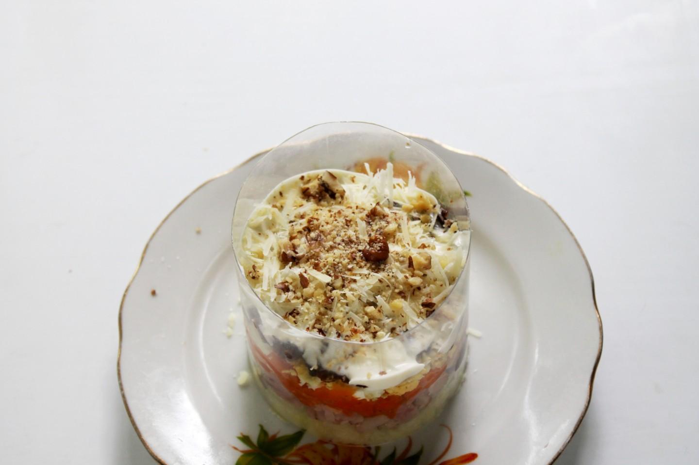 Шаг 13 приготовления Салат копченая курица чернослив и грибы шампиньоны
