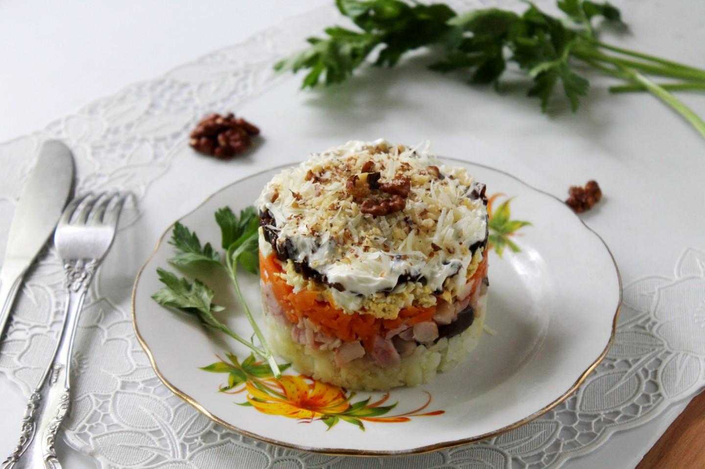 Шаг 14 приготовления Салат копченая курица чернослив и грибы шампиньоны