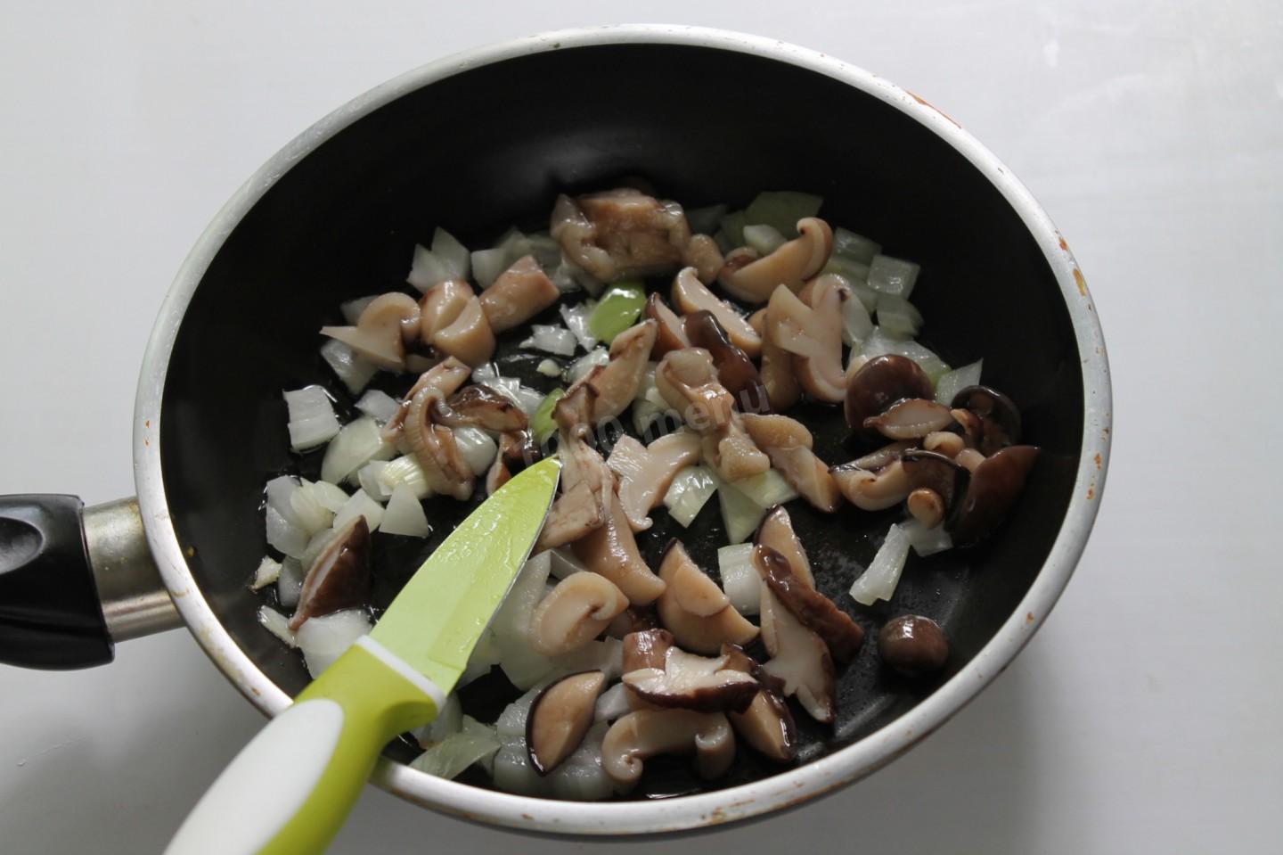 Шаг 3 приготовления Салат копченая курица чернослив и грибы шампиньоны