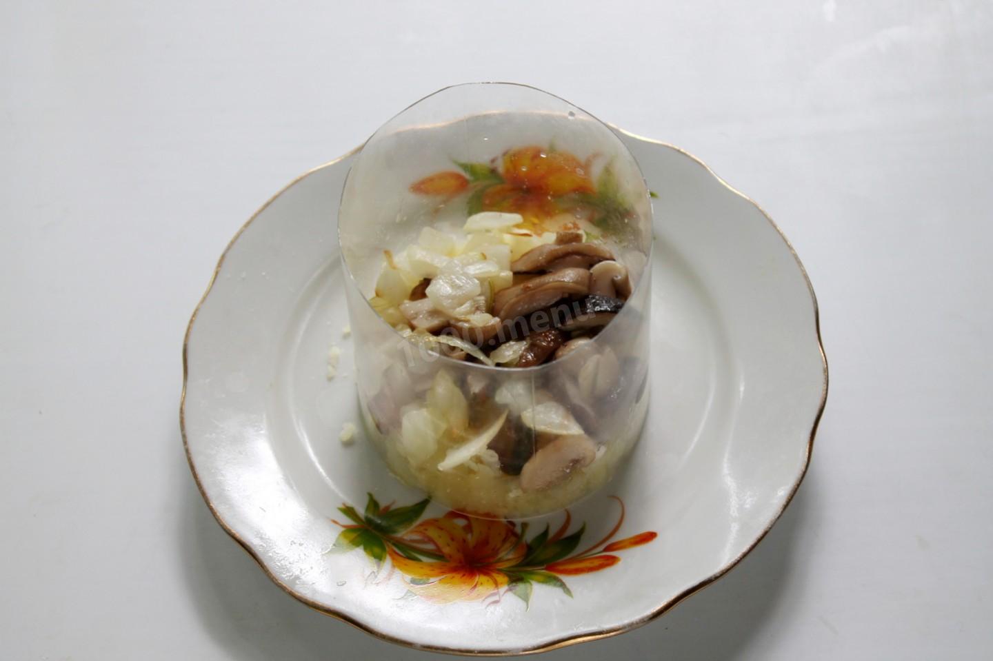 Шаг 4 приготовления Салат копченая курица чернослив и грибы шампиньоны