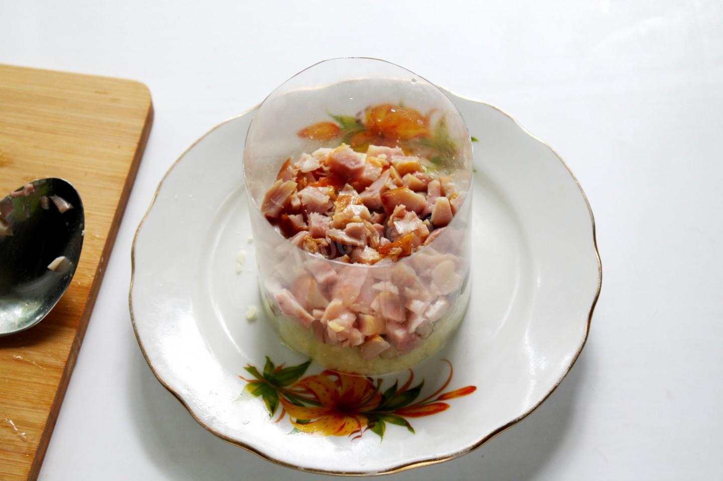 Шаг 5 приготовления Салат копченая курица чернослив и грибы шампиньоны