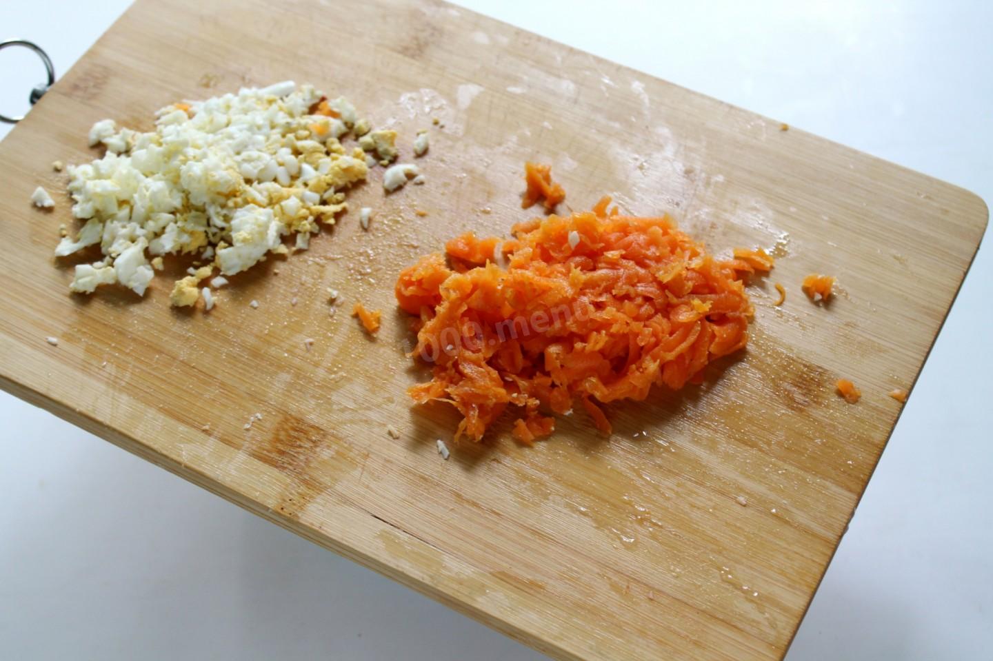 Шаг 6 приготовления Салат копченая курица чернослив и грибы шампиньоны