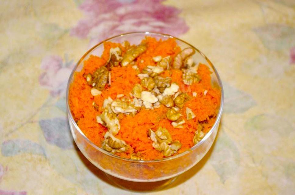 Обложка рецепта Салат из сырой моркови с грецкими орехами и медом