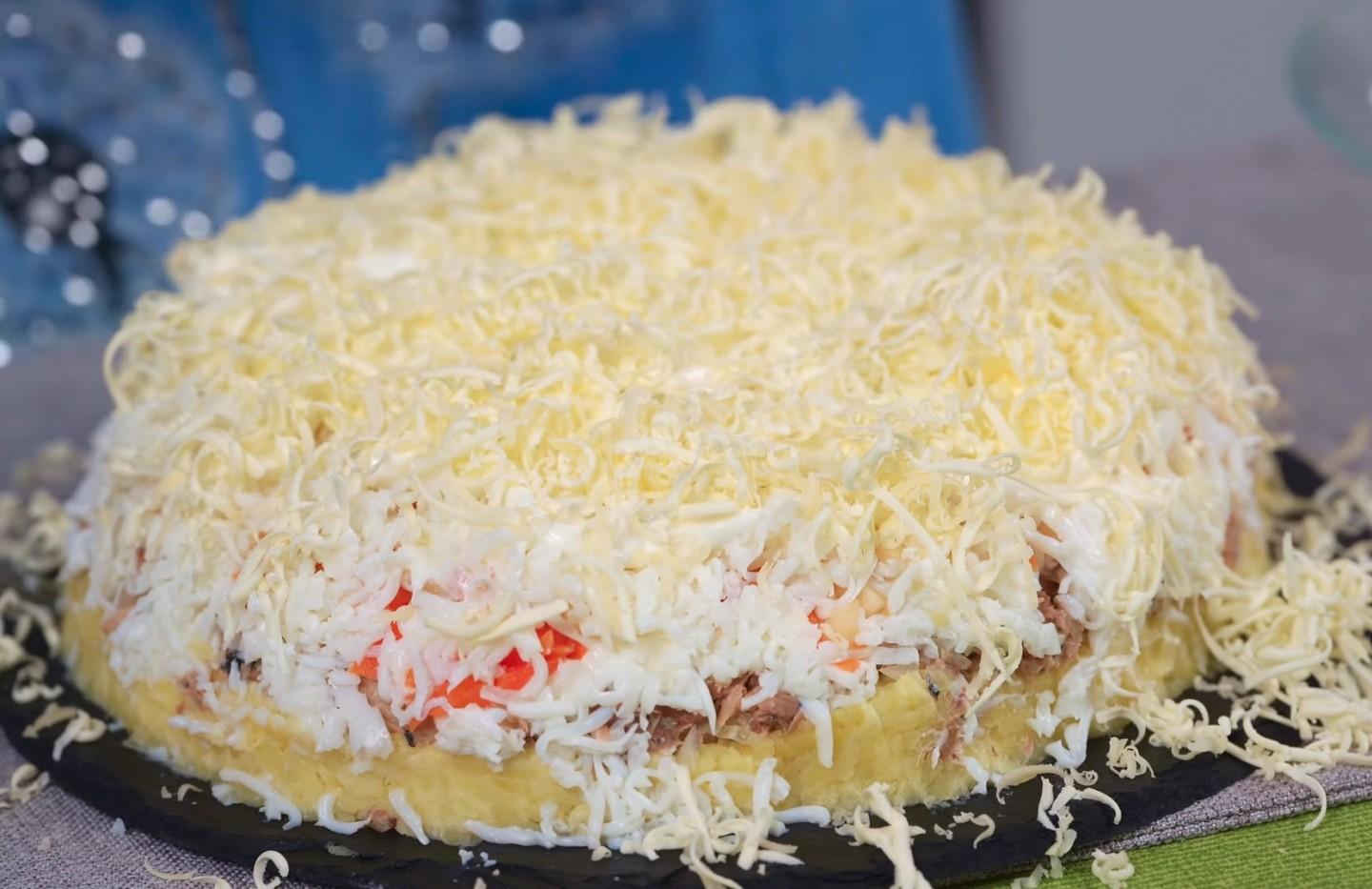 Шаг 15 приготовления Салат Мимоза с тунцом и сайрой
