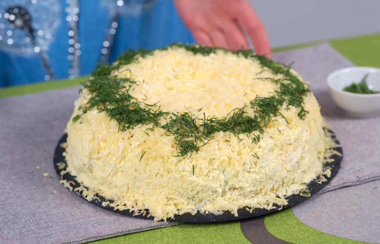 Шаг 17 приготовления Салат Мимоза с тунцом и сайрой