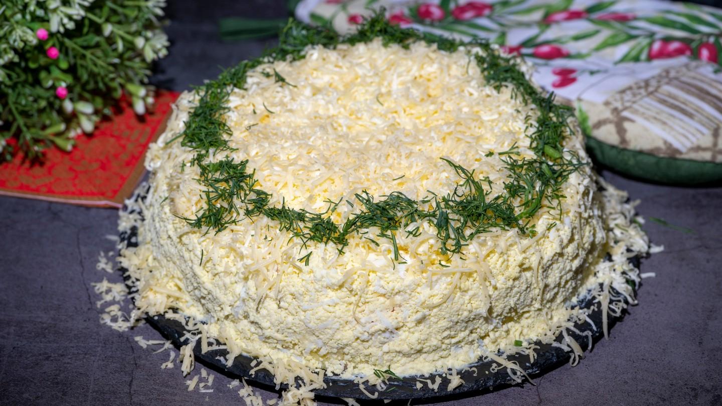 Шаг 18 приготовления Салат Мимоза с тунцом и сайрой