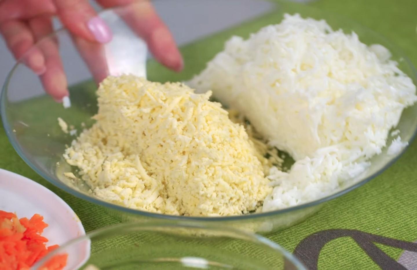 Шаг 2 приготовления Салат Мимоза с тунцом и сайрой