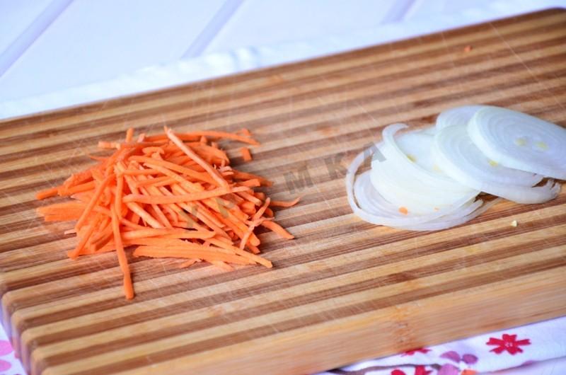 Шаг 2 приготовления Салат с печенью и кукурузой