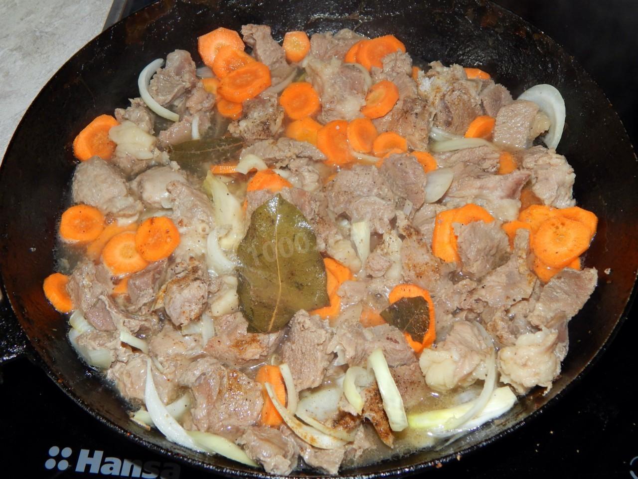 Шаг 6 приготовления Тушеная говядина с морковью и луком