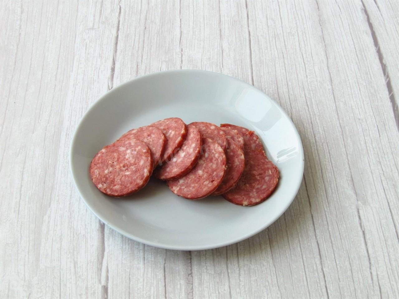 Шаг 10 приготовления Пицца с шампиньонами колбасой и сыром в духовке