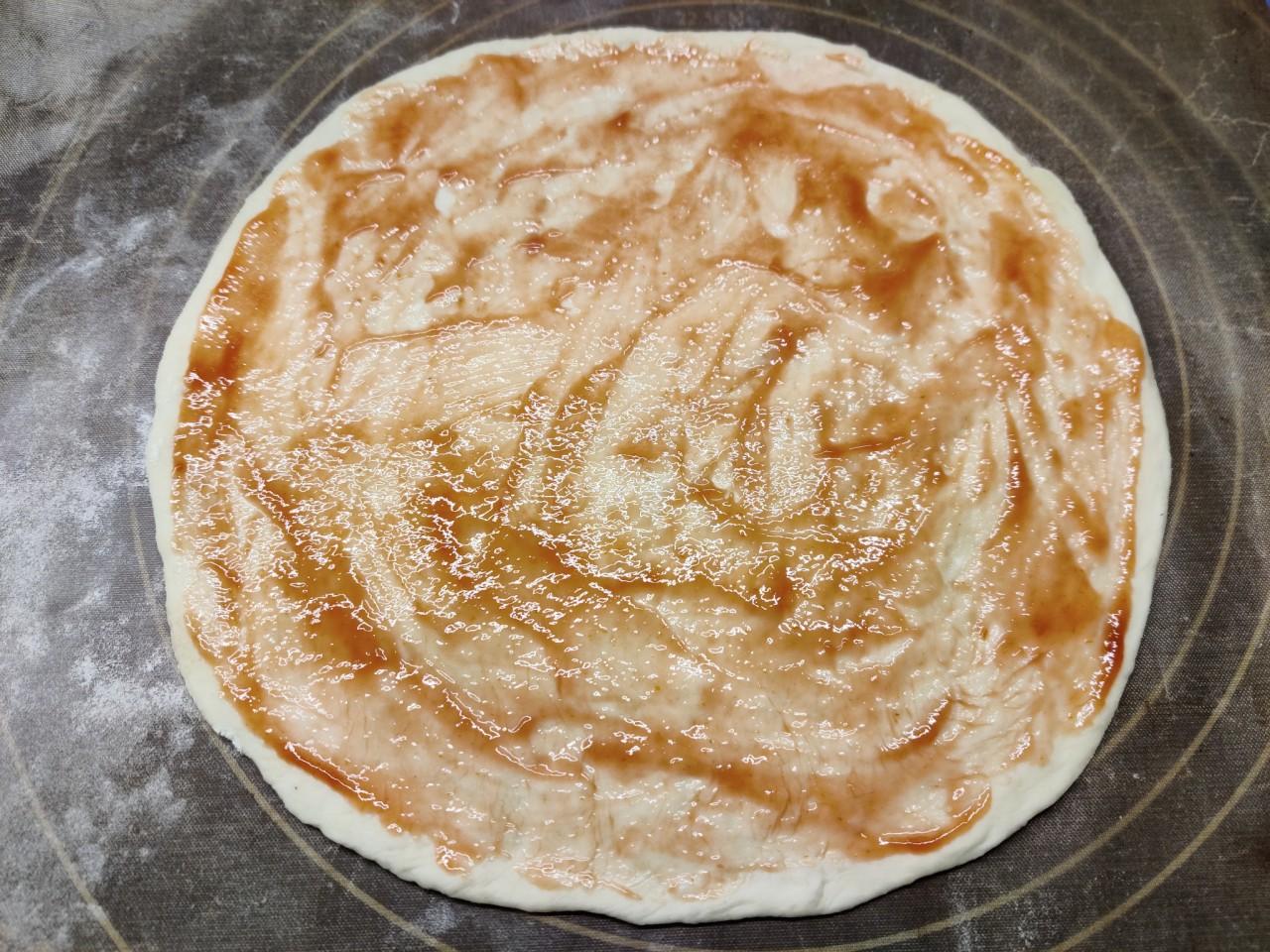 Шаг 7 приготовления Пицца с ветчиной грибами и сыром