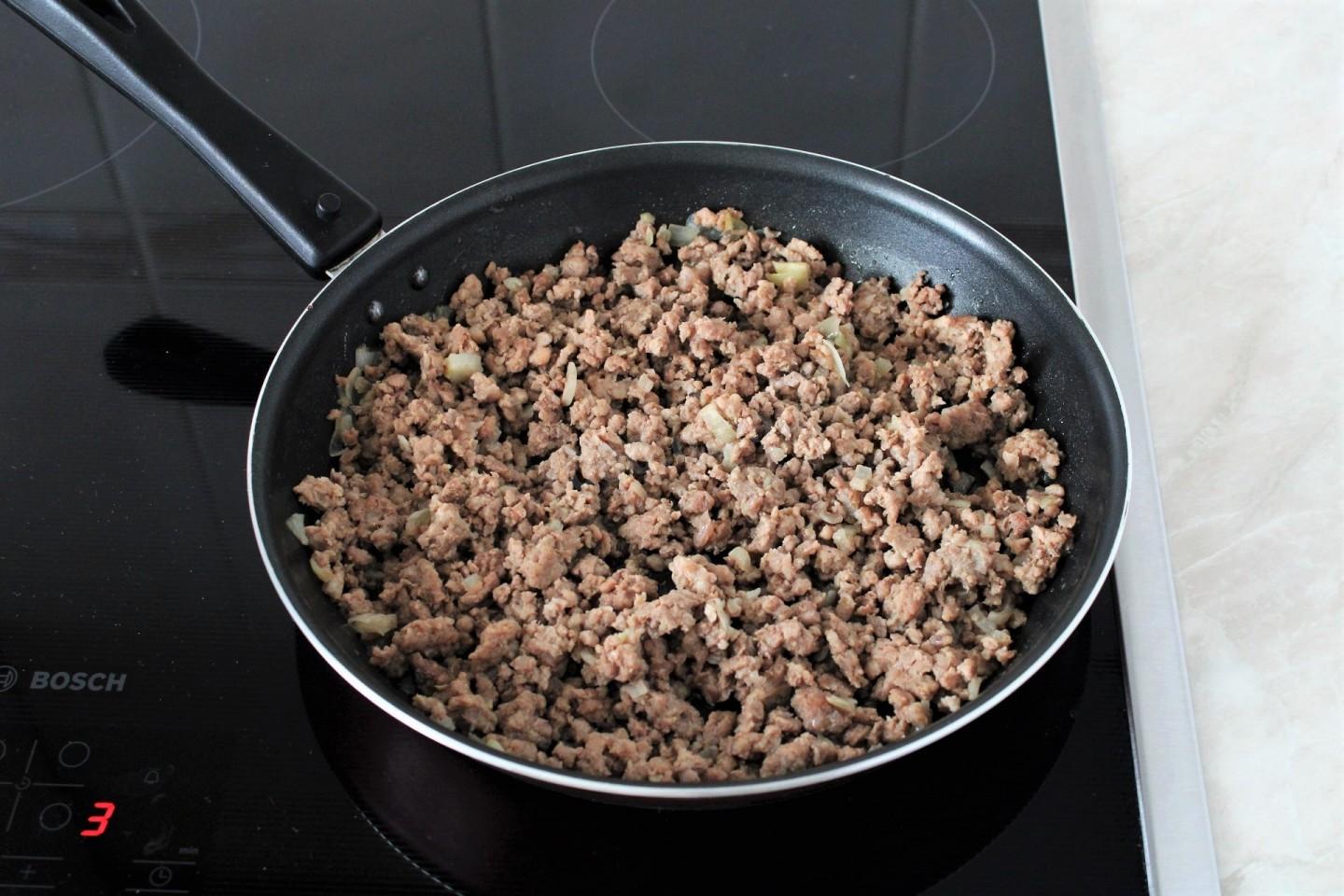 Шаг 4 приготовления Запеканка из картошки и мясного фарша в духовке