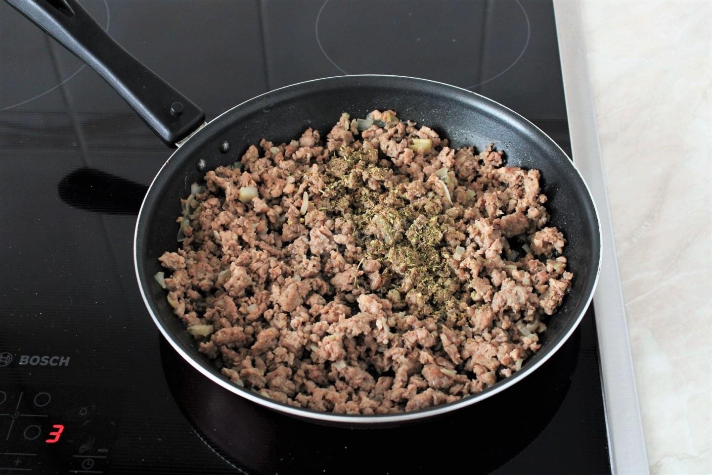 Шаг 5 приготовления Запеканка из картошки и мясного фарша в духовке