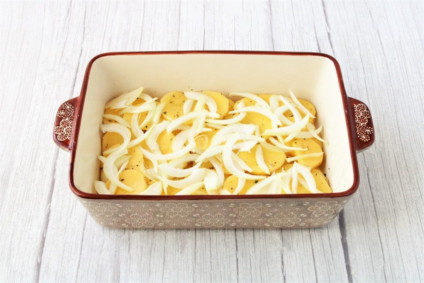 Шаг 7 приготовления Картошка с сыром и грибами в духовке