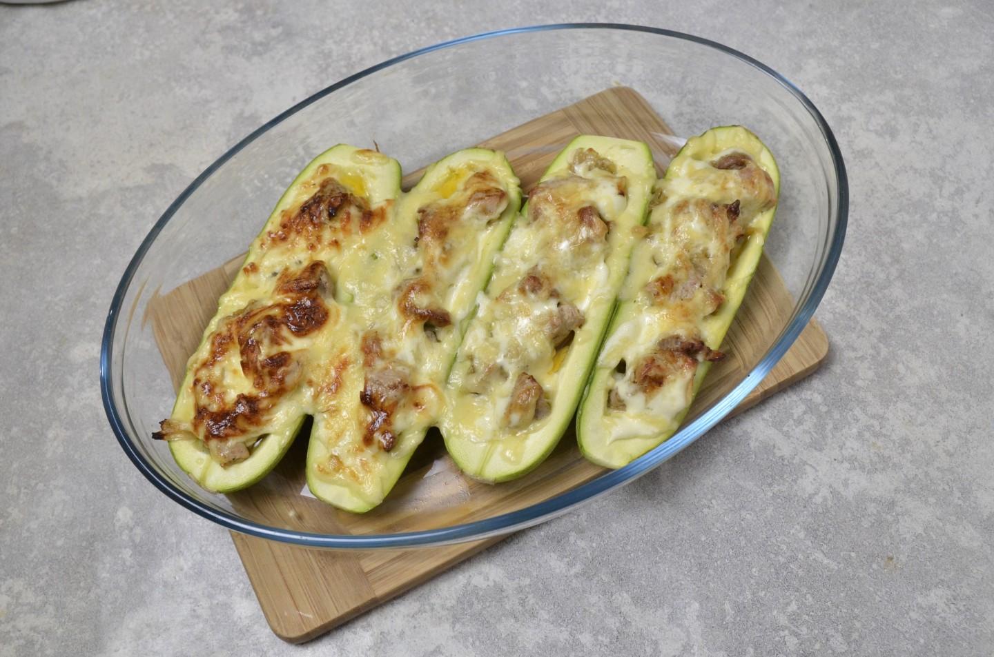 Шаг 10 приготовления Кабачки фаршированные мясом в духовке