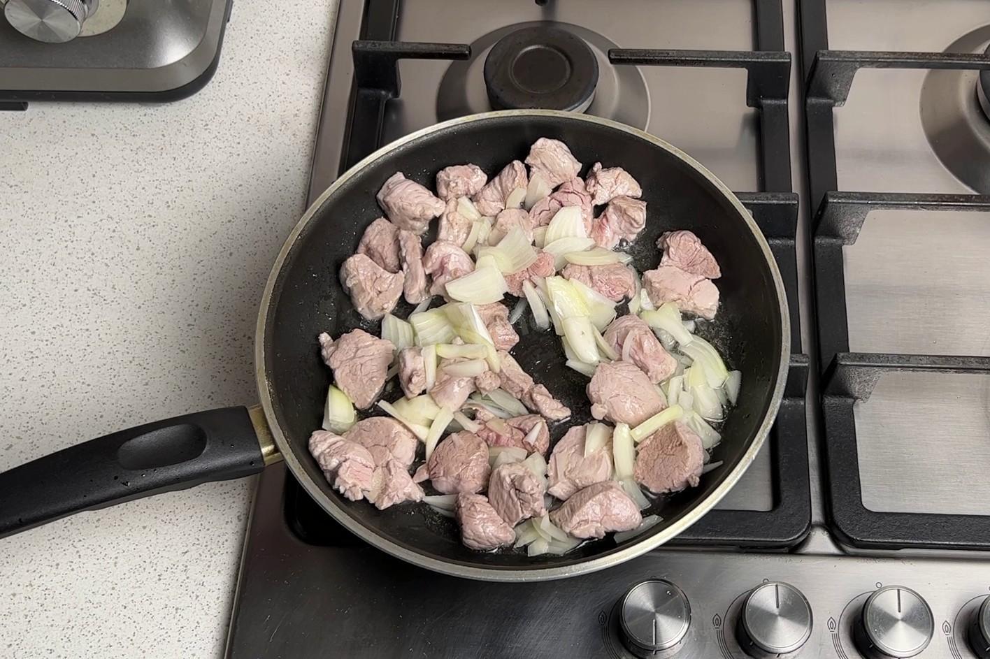 Шаг 4 приготовления Кабачки фаршированные мясом в духовке