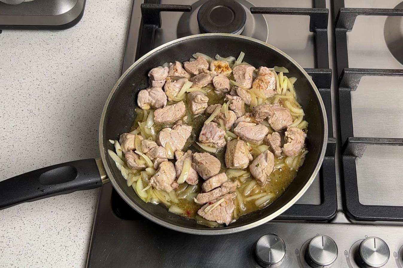 Шаг 5 приготовления Кабачки фаршированные мясом в духовке