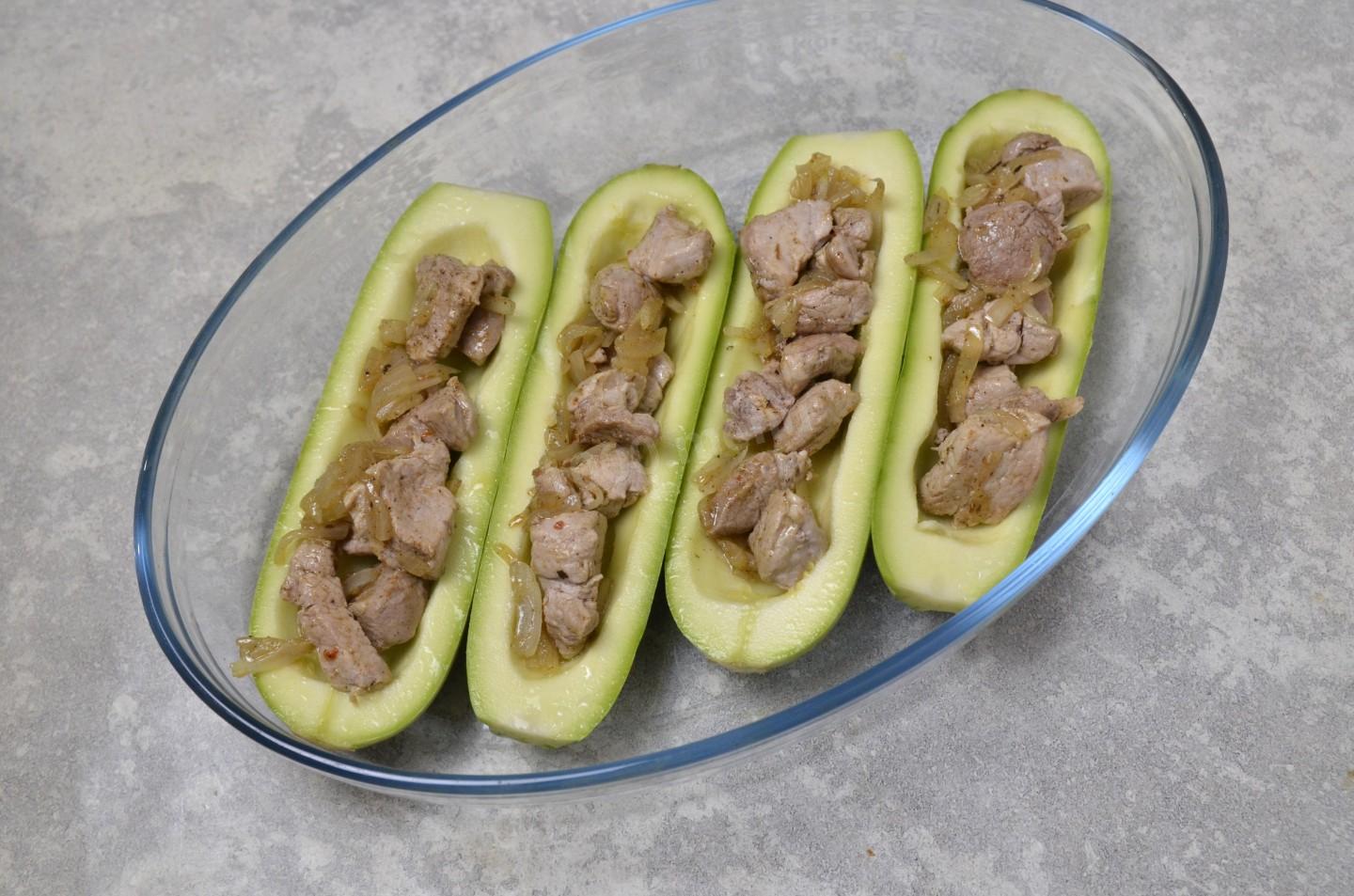 Шаг 8 приготовления Кабачки фаршированные мясом в духовке