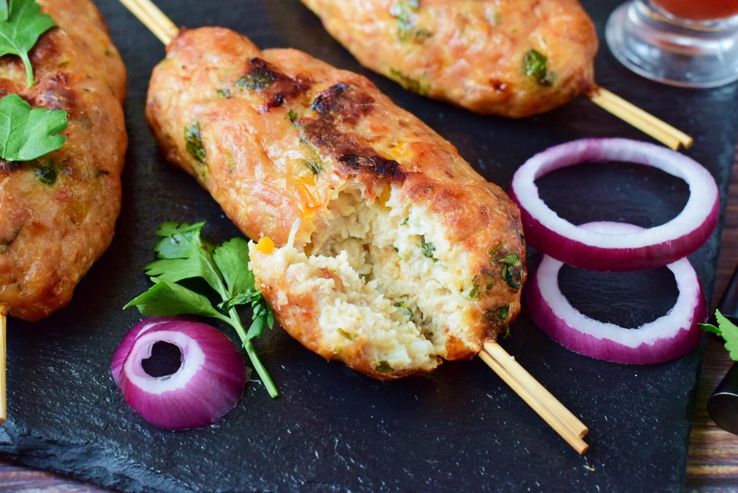 Шаг 10 приготовления Люля кебаб из куриного фарша в духовке