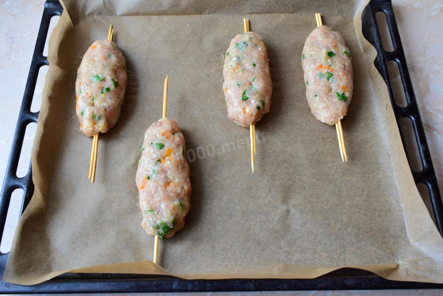 Шаг 8 приготовления Люля кебаб из куриного фарша в духовке