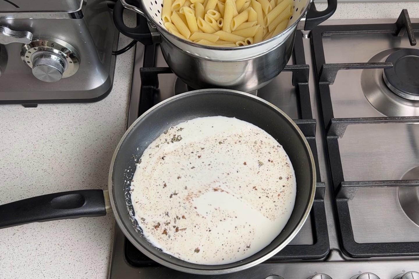 Шаг 3 приготовления Макароны со сливками и сыром на сковороде