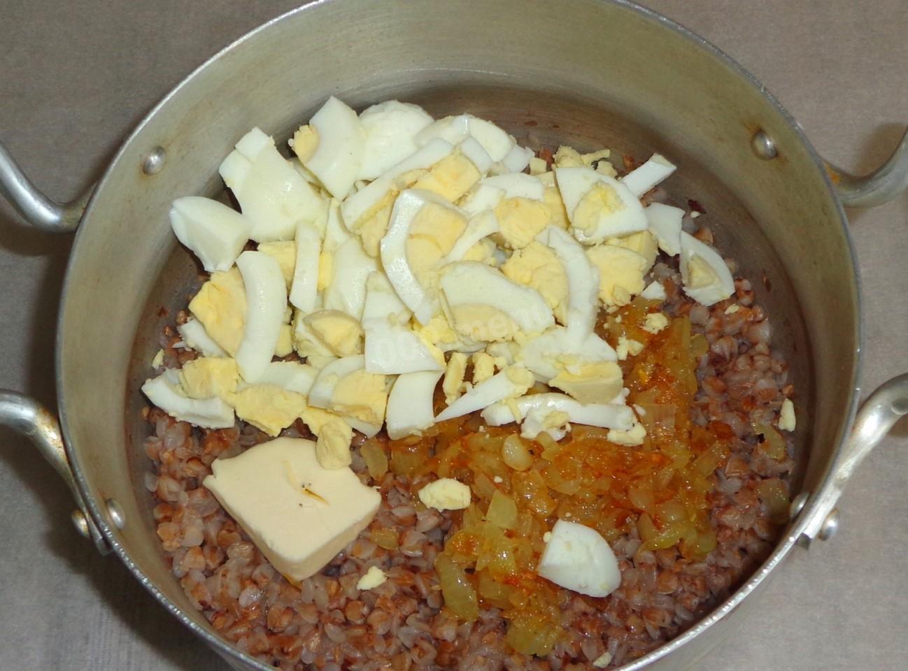 Шаг 8 приготовления Гречка с яйцом