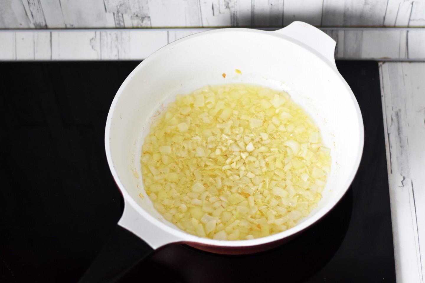 Шаг 8 приготовления Гуляш из курицы с подливкой томатной на сковороде
