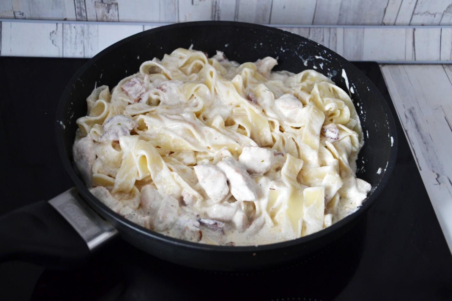 Шаг 11 приготовления Паста Карбонара с курицей и беконом