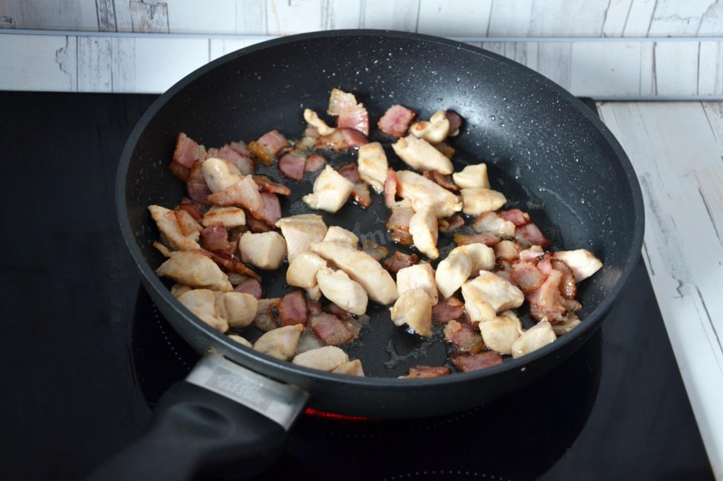 Шаг 7 приготовления Паста Карбонара с курицей и беконом