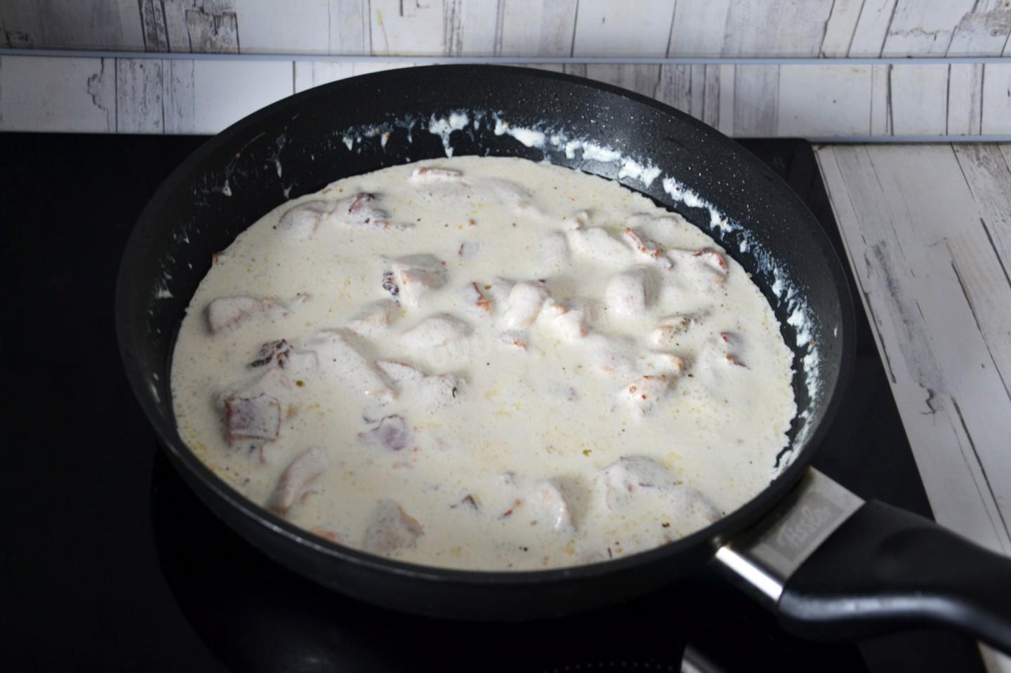 Шаг 8 приготовления Паста Карбонара с курицей и беконом