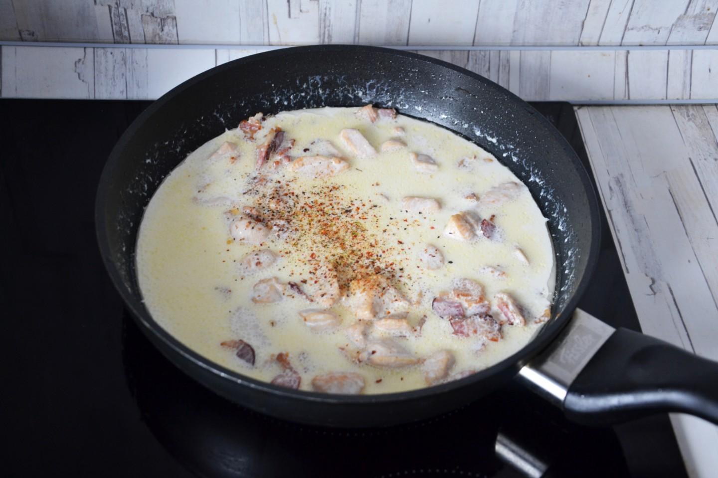 Шаг 9 приготовления Паста Карбонара с курицей и беконом