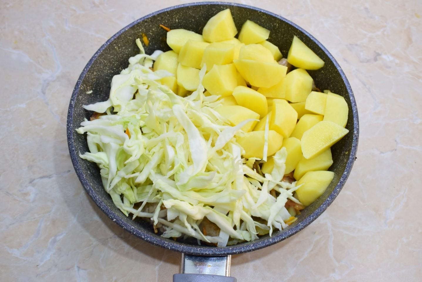 Шаг 5 приготовления Рагу с капустой картошкой и мясом