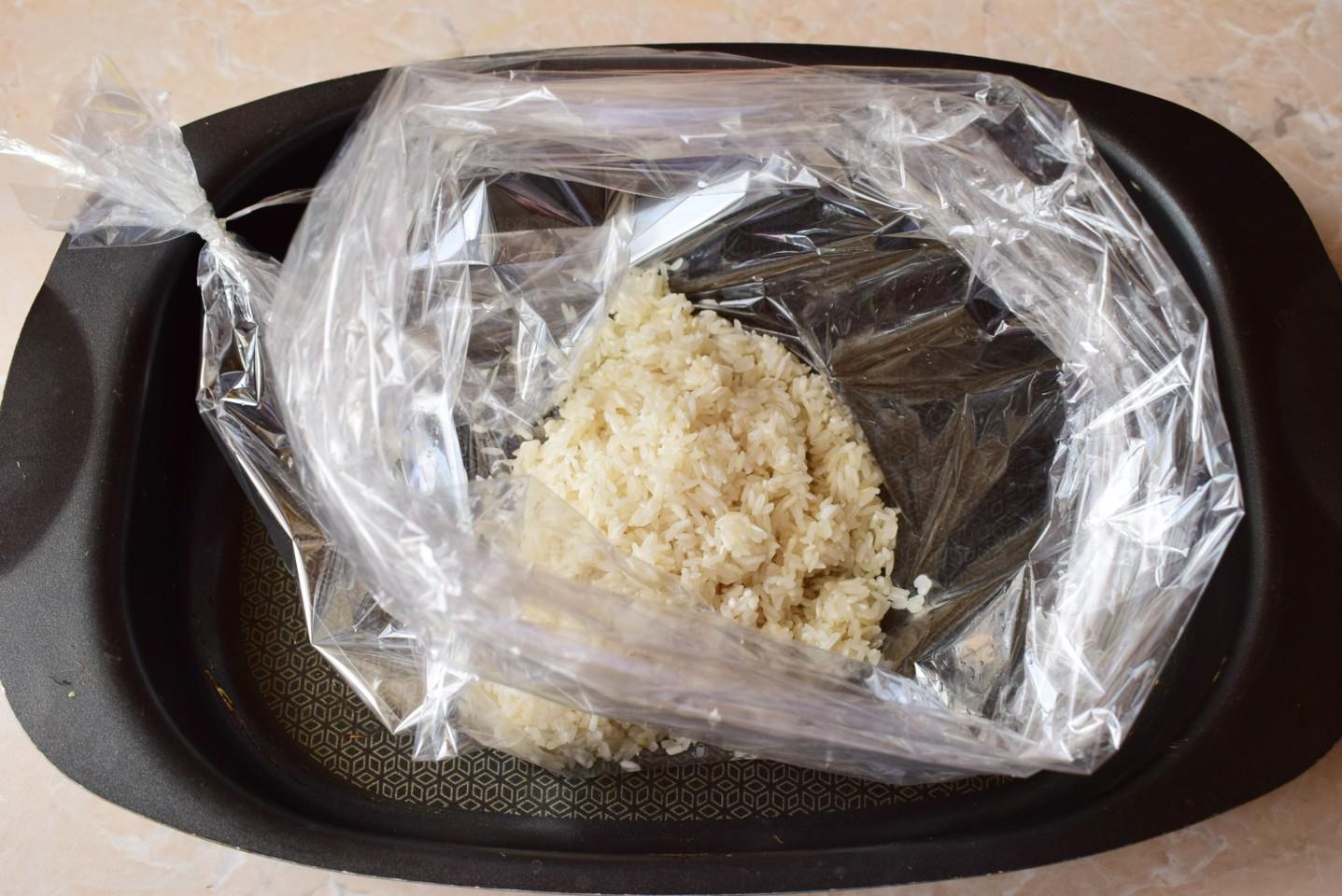 Шаг 3 приготовления Рис в рукаве с курицей и овощами