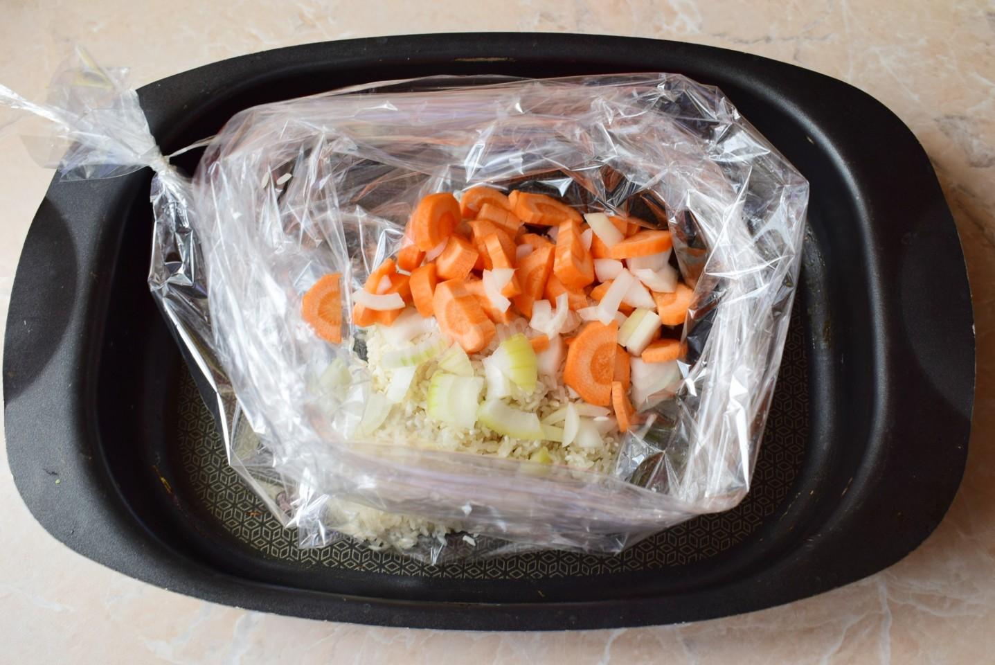 Шаг 4 приготовления Рис в рукаве с курицей и овощами