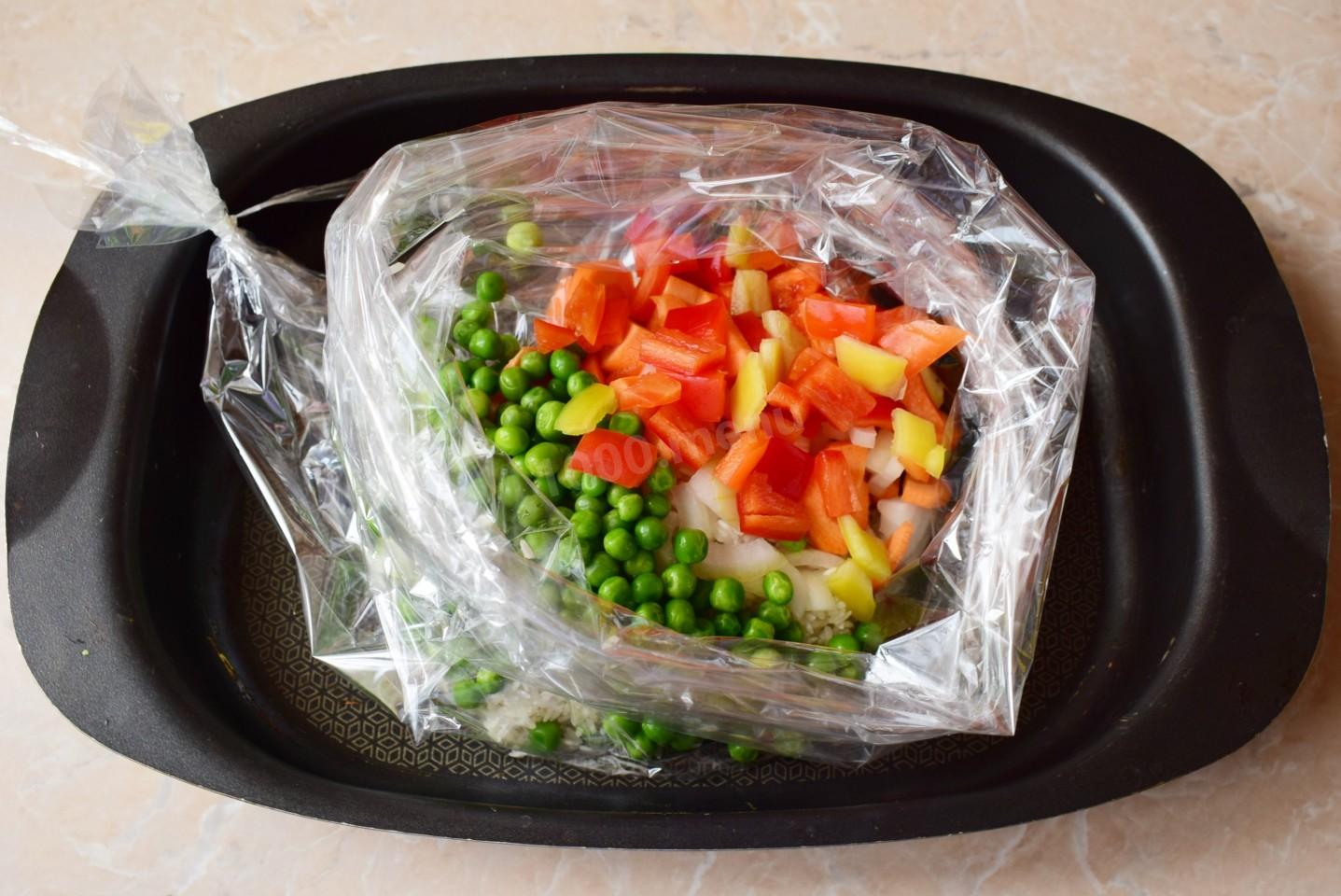 Шаг 5 приготовления Рис в рукаве с курицей и овощами
