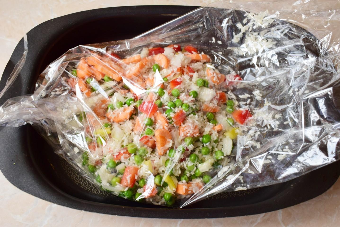 Шаг 6 приготовления Рис в рукаве с курицей и овощами
