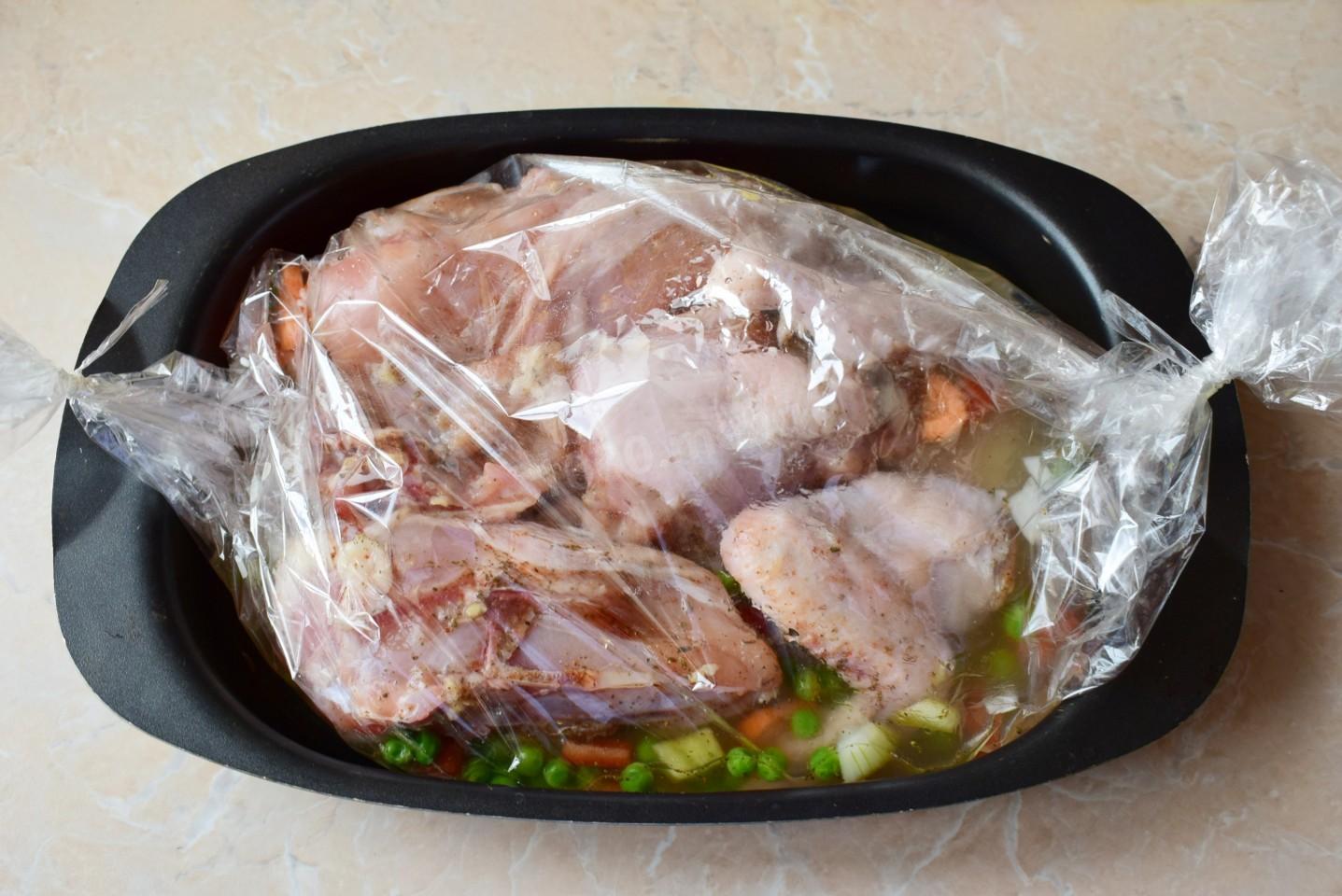 Шаг 7 приготовления Рис в рукаве с курицей и овощами