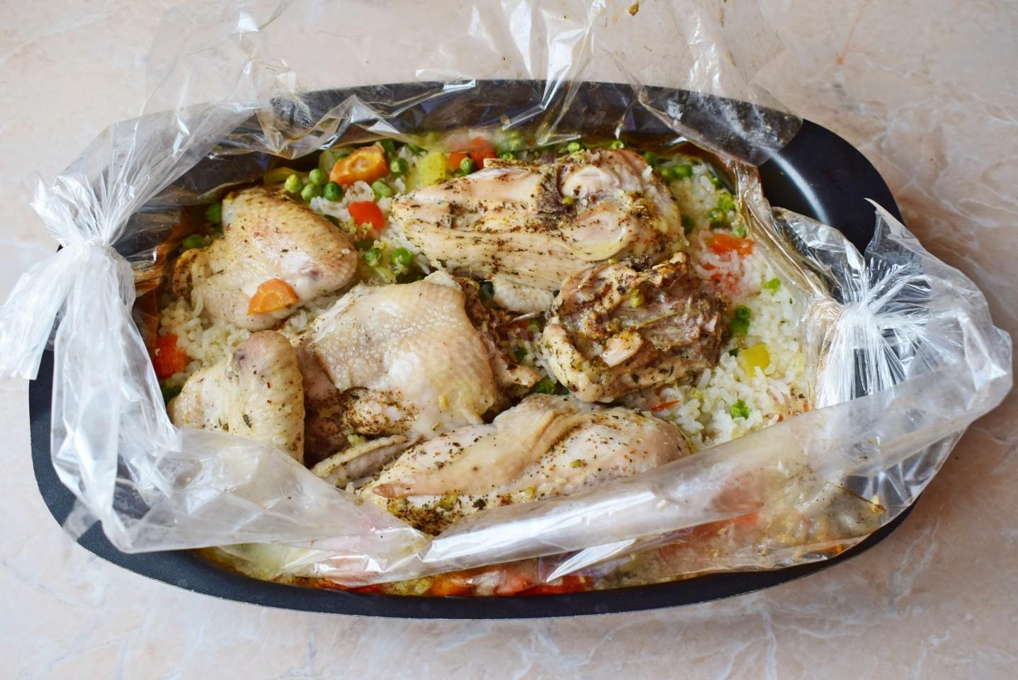 Шаг 8 приготовления Рис в рукаве с курицей и овощами