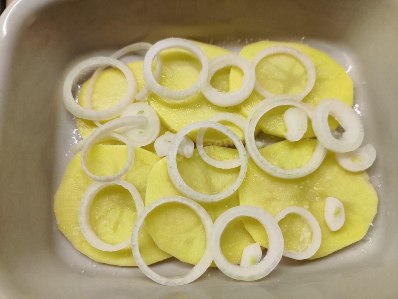 Шаг 3 приготовления Запеканка из куриной грудки в духовке с картофелем