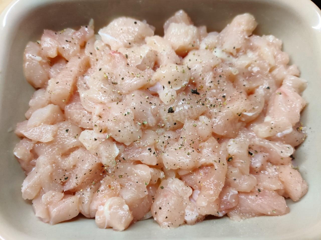 Шаг 4 приготовления Запеканка из куриной грудки в духовке с картофелем