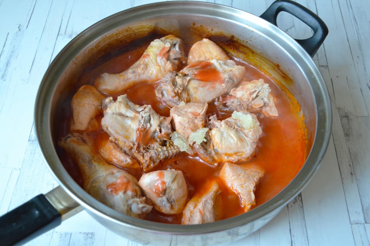 Шаг 6 приготовления Курица в томатном соусе