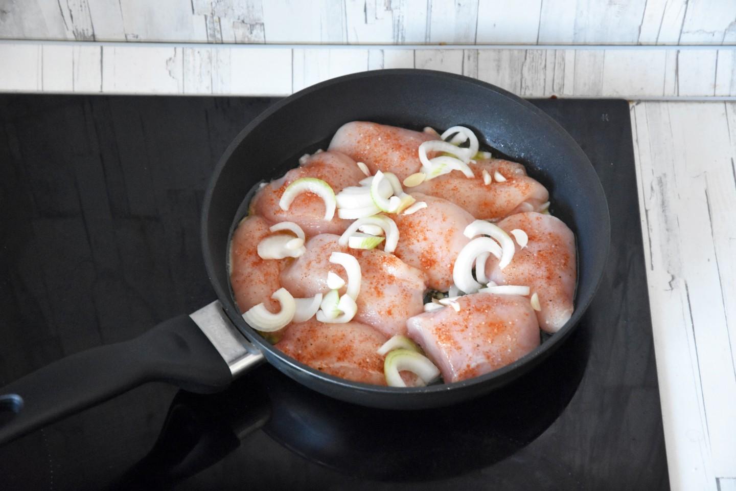 Шаг 5 приготовления Куриное филе в сливках на сковороде