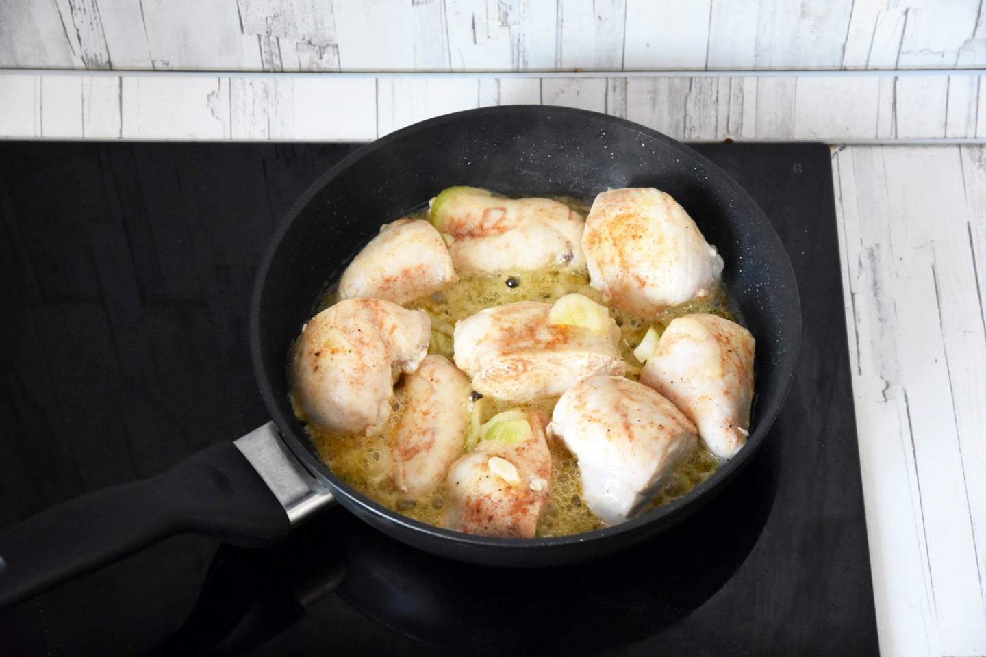 Шаг 6 приготовления Куриное филе в сливках на сковороде